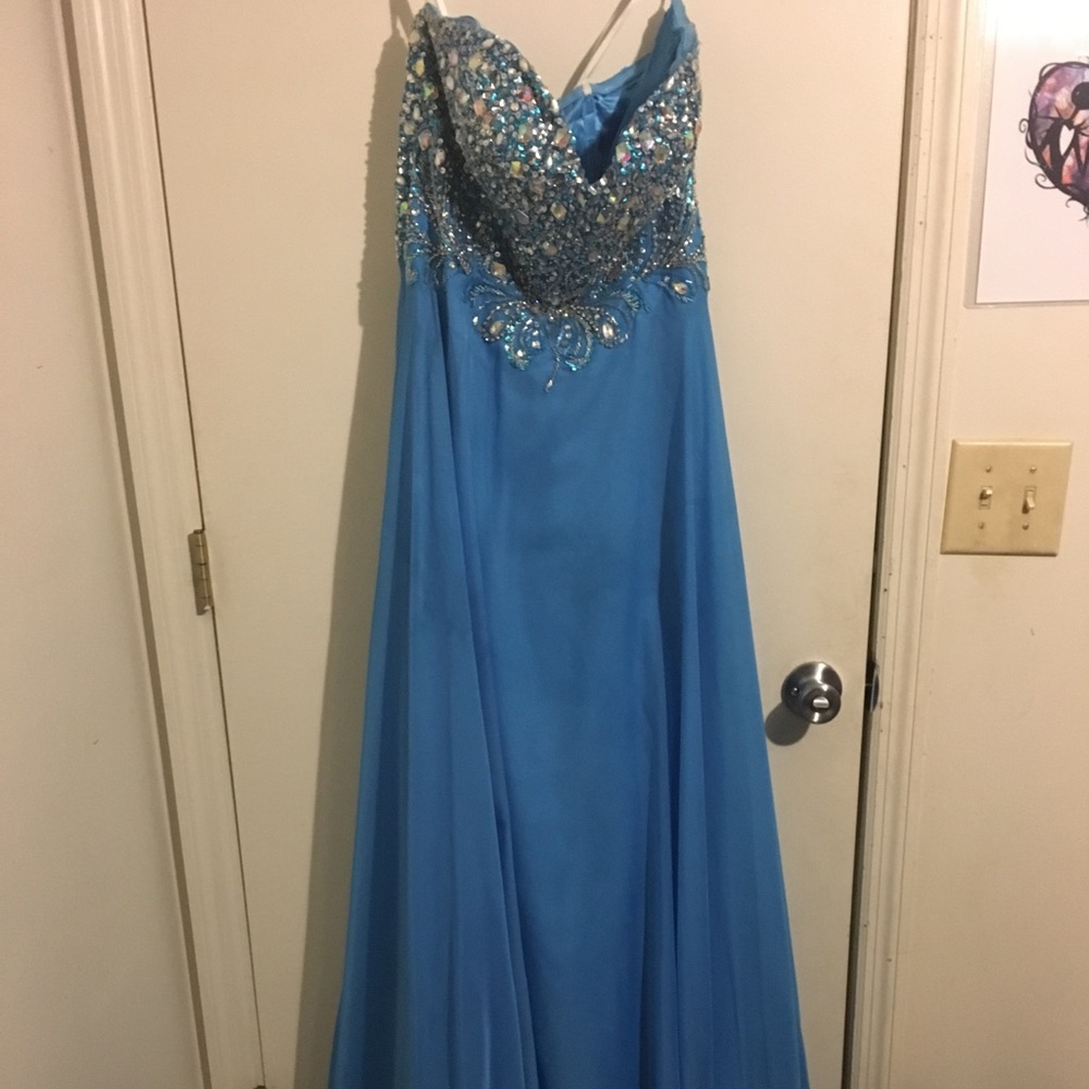 Dresses - Picture 6 of 8